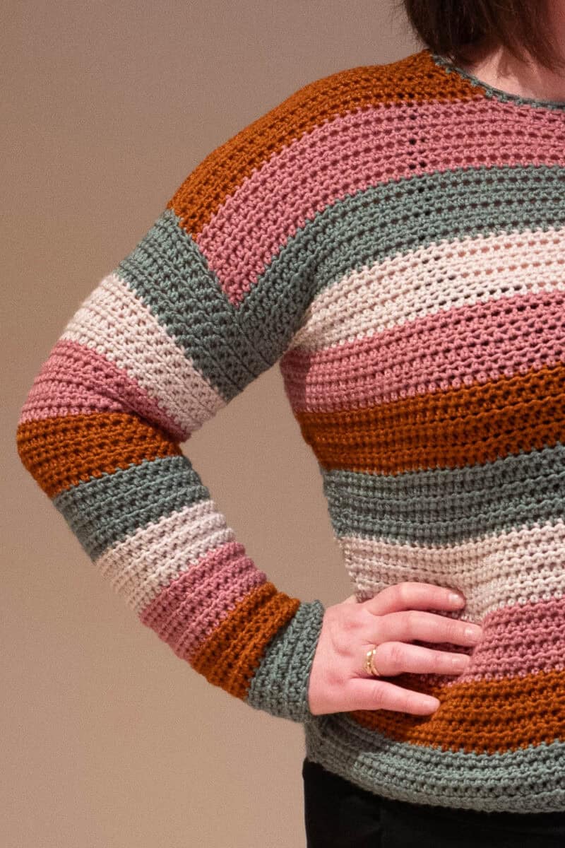 Modèle rayé de pull au crochet gratuit Modèle rayé de pull au crochet gratuit